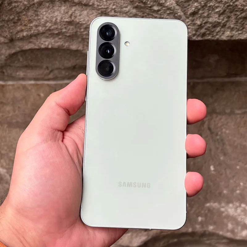 گوشی موبایل سامسونگ مدل Galaxy A56 دو سیم کارت ظرفیت 128 گیگابایت و رم 8 گیگابایت - ویتنام - به همراه هدیه اسپیکر بلوتوثی جی بی ال مدل Clip 2