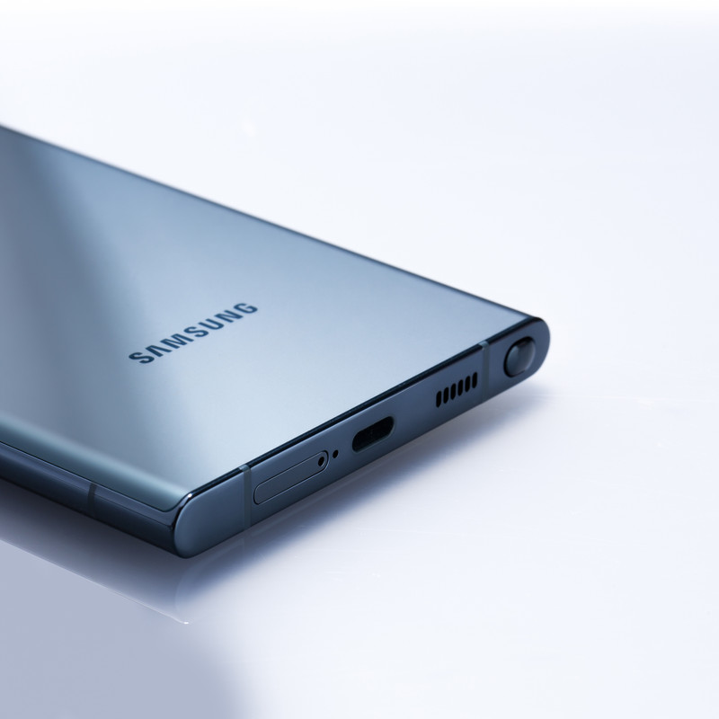گوشی موبایل سامسونگ مدل Galaxy S22 Ultra 5G دو سیم کارت ظرفیت 256 گیگابایت و رم 12 گیگابایت نسخه اسنپدراگون به همراه شارژر سامسونگ