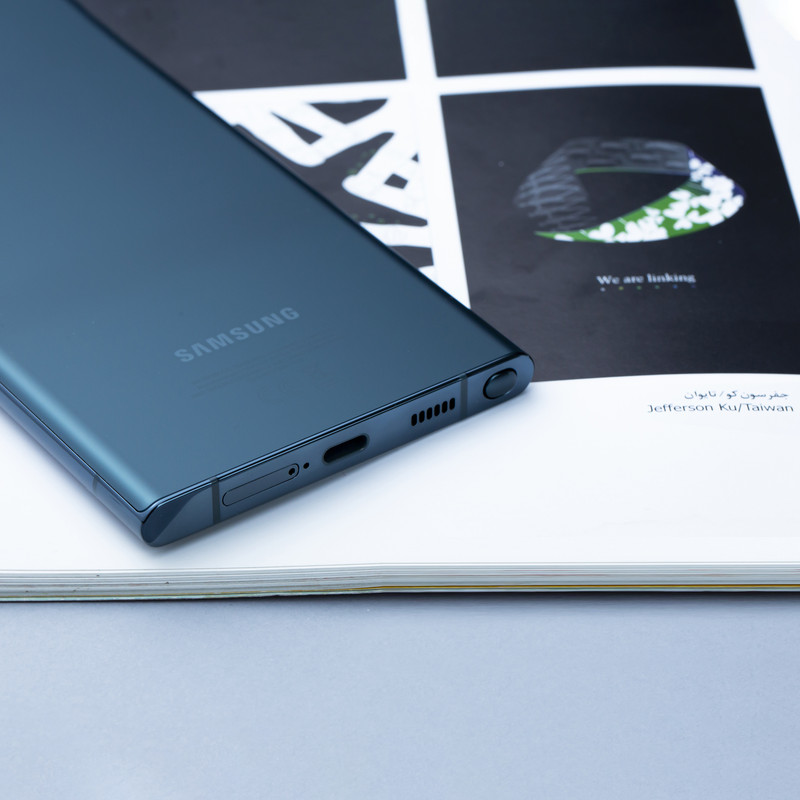 گوشی موبایل سامسونگ مدل Galaxy S22 Ultra 5G دو سیم کارت ظرفیت 256 گیگابایت و رم 12 گیگابایت نسخه اسنپدراگون به همراه شارژر سامسونگ